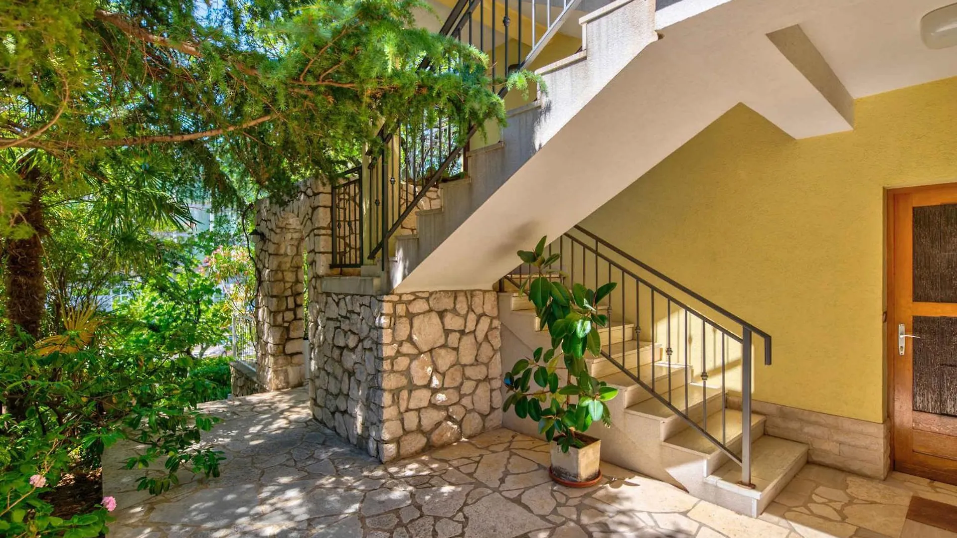 Apartments In Selce 41700