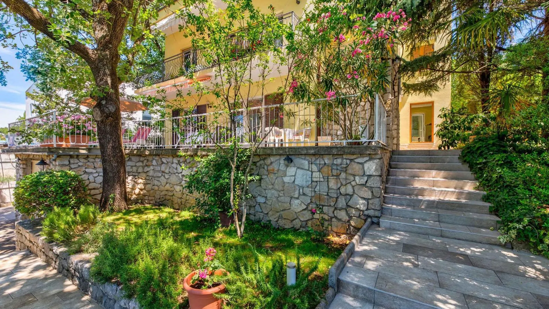Apartments In Selce 41700